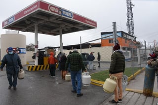 La demanda del combustible se incrementó por la tormenta invernal y en las estaciones de carburación se forman largas filas de consumidores.