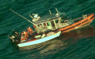 Cuatro pescadores varados en inmediaciones de Isla Cerralvo, Baja California Sur, luego de que fallaran los motores de la embarcación menor en que viajaban, fueron rescatados por la Secretaría de Marina (Semar).
(ESPECIAL)