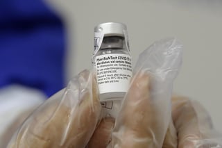 La Comisión Federal para la Protección contra Riesgos Sanitarios (Cofepris) alerta a la población sobre la falsificación y aplicación de la vacuna apócrifa contra COVID-19 BNT162B2 de Pfizer/BioNTech. (ARCHIVO)