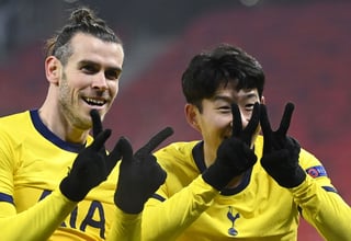 Gareth Bale y Son Heung-Min festejaron sonrientes al concretarse el contundente triunfo de los 'Spurs'. (EFE)