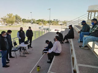 En busca de alternativas para reactivar la práctica del softbol en la Comarca Lagunera de Coahuila, el pasado jueves se realizó la primera reunión de representantes de ligas con autoridades, quienes en conjunto buscan opciones para volver a cantar el “Playball”. (EL SIGLO DE TORREÓN)
