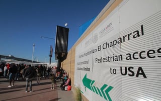 “La valoración que llevamos a cabo, lamentablemente no nos apoya en tratar de reducir, relajar o ciertamente eliminar restricciones y por ende, pues se van a extender 30 días más; lo cual lamentablemente nos pone ya en 12 meses completos a los largo de la frontera”, fue lo que manifestó Edgar Ramirez, agregado de Seguridad Nacional en la Embajada del Consulado de Estados Unidos en México. (EFE)