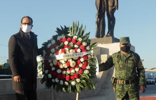 El síndico municipal, Omar Castañeda, colocó una ofrenda en el Monumento al Soldado, ubicado justamente en el bulevar Ejército Mexicano ubicado en una de las principales entradas a Gómez Palacio.  (DIANA GONZÁLEZ)