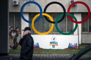 Los anillos olímpicos y un modelo de Misha, el osezno, mascota de los Juegos Olímpicos de Moscú 1980, son exhibidos frente al edificio del Comité Olímpico Ruso, en Moscú, Rusia. (ARCHIVO)