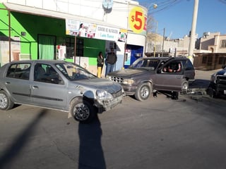 Un peatón lesionado y un auto estacionado con daños de consideración, fue el saldo de un accidente vial que se registro la mañana de este sábado en la colonia Sol de Oriente de la ciudad de Torreón. (EL SIGLO DE TORREÓN)