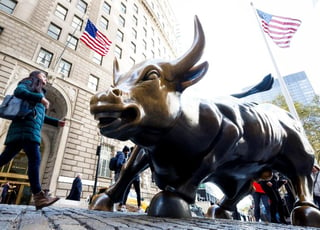 La icónica estatua del toro de Wall Street, símbolo y atracción turística de la zona financiera de Nueva York, ha quedado huérfana tras el fallecimiento a los 80 años de su autor, el escultor italiano Arturo di Modica, según informaron este sábado medios locales. (Especial) 