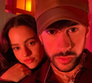 El cantante puertorriqueño y la española Rosalía revolucionaron el popular programa de televisión estadounidense 'Saturday Night Live' (SNL) este sábado por la noche interpretando 'La noche de anoche', el romático dueto en español del que recientemente lanzaron un videoclip.  (Instagram) 