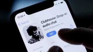 La aplicación de comunicación a través de chat de audio Clubhouse, que ha ganado popularidad mundial en los últimos meses, ha empezado a suscitar en Alema) nia dudas legales sobre privacidad, desinformación y acoso. (ESPECIAL) 