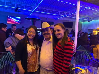 Este fin de semana el precandidato a la alcaldía de Saltillo por morena, Armando Guadiana disfrutó de una noche 'de fiesta' con jóvenes saltillenses en el antro-bar 'Polanquito Norte'. (Especial) 