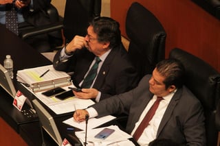 Ricardo Monreal, líder del grupo parlamentario de Morena en el Senado informó sobre el fallecimiento del legislador Radamés Salazar Solorio (derecha), quien tenía COVID-19. (ARCHIVO)