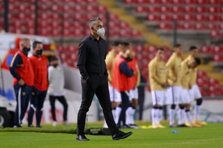 Héctor Altamirano, técnico de Querétaro, se fue ocupado y preocupado por el accionar de su equipo en el empate ante el Puebla. (JAM MEDIA)