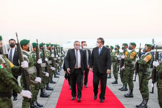 La visita a México del presidente Fernández es la primera que realiza un mandatario argentino en funciones en casi una década. (EFE)