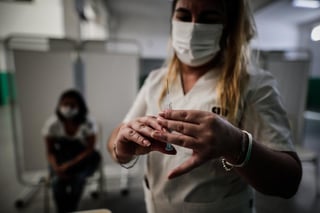 El Ministerio de Salud argentino autorizó la vacuna de la compañía farmacéutica china Sinopharm para el nuevo coronavirus en medio del escándalo causado por el suministro discrecional del inmunizante ruso Sputnik V a allegados al oficialismo, lo que golpeó la imagen del gobierno de Alberto Fernández. (ARCHIVO) 