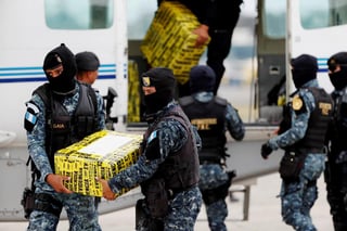 Las fuerzas de seguridad de Guatemala incautaron este lunes 142 paquetes de cocaína en una comunidad del departamento norteño de Petén, fronterizo con México y Belice, en una avioneta decomisada el domingo. (ARCHIVO) 