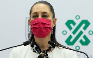 La jefa de Gobierno de la Ciudad de México, Claudia Sheinbaum, mencionó que la vacunación es universal así como gratuita y al no haber requisitos para acceder no hay coyotaje.
(ARCHIVO)