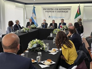El presidente de Argentina, Alberto Fernández, quien cumple una visita oficial a México, sostuvo este lunes un encuentro con académicos, intelectuales y políticos mexicanos en la sede de la embajada argentina en la capital. (TWITTER)
