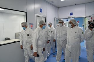 El secretario de Relaciones Exteriores, Marcelo Ebrard, acompañó al presidente argentino, Alberto Fernández, a una visita a los laboratorios donde será envasada la vacuna contra COVID-19 de AstraZeneca. (ARCHIVO)