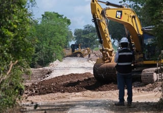 La construcción de nuevas obras del Tren Maya en los municipios de Chocholá, Mérida e Izamal, en el estado mexicano de Yucatán, cuentan con una suspensión definitiva la cual fue otorgada por el juzgado tercero de distrito en la entidad, informó este lunes el colectivo de Derechos Humanos. (ARCHIVO)
