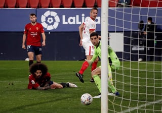 Luuk de Jong marca el segundo gol del Sevilla ante Osasuna. (EFE)