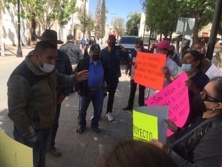 Un grupo de al menos 30 personas protestó en la presidencia municipal de Lerdo ante el desabasto de agua en sus domicilios. (EL SIGLO DE TORREÓN/ Guadalupe Miranda)