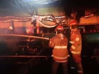 Los bomberos trabajaron en el lugar hasta que sofocaron el fuego.