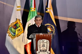 Salvador Hernández Vélez tomó protesta ayer como rector de la Universidad Autónoma de Coahuila en el periodo del 2021 al 2024.