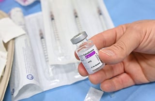 Los adultos mayores en Durango han recibido la aplicación de la vacuna de AstraZeneca. (ARCHIVO)