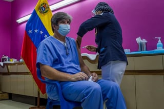 El Gobierno de Venezuela espera vacunar al 70 % de la población contra la COVID-19 este 2021 'si todos los esfuerzos se concretan', informó este martes el ministro de Salud, Carlos Alvarado. (ARCHIVO) 