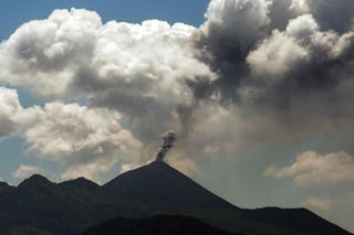De acuerdo a la información compartida por los especialistas, las columnas de gas y ceniza expulsadas por el volcán, alcanzan los 4.500 y 4.700 metros de altura sobre el nivel del mar (EFE) 