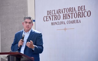 El alcalde Jesús Alfredo Paredes López, firmó la “Declaración del Centro Histórico”, que convierte al centro de Monclova en patrimonio cultural, que debe ser protegido. (SERGIO A. RODRÍGUEZ)
