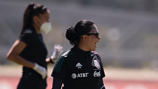 Mónica Vergara, entrenadora de la selección mexicana del fútbol femenino, reconoció este martes que tras dirigir sus primeros dos partidos concluyó que a su equipo le falta ser más agresivo en la cancha. (ESPECIAL)
