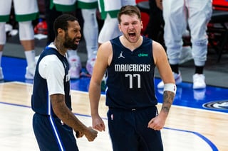 Luka Doncic (d) celebra luego de darle la victoria a los Mavericks sobre Celtics, gracias a un triple restando una décima de segundo. (AP)