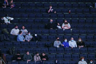 Cerca de 2,000 fanáticos fueron al partido entre Knicks y Warriors. (AP)
