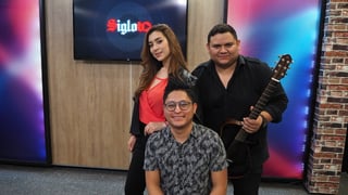 Show. Ayer, Denise cantó en el foro de SigloTV acompañada de Armando y Pedro.
