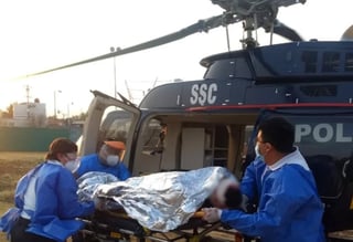 El lesionado fue llevado al Deportivo La Joya, donde lo subieron a un helicóptero Cóndor de la SSC-CDMX para trasladarlo a un hospital, donde permanece grave.
(ESPECIAL)