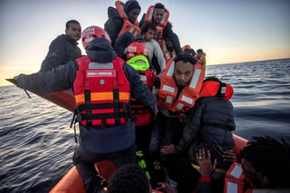 Las agencias de migración y refugiados de la ONU dijeron en un comunicado conjunto que al menos 120 migrantes iban en la frágil embarcación que partió de Libia el 18 de febrero. (EFE)