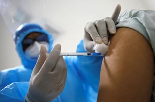 Colombia recibió este miércoles un segundo lote de vacunas de Pfizer/BioNTech compuesto por 50.310 dosis para seguir inmunizando a su población contra el coronavirus, pandemia que deja en el país más de 2,2 millones de contagios y 59.118 fallecidos. (ARCHIVO) 
