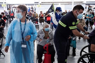 La segunda ola de contagios se estabilizó en Chile, que este miércoles sumó 2,554 nuevos casos de SARS-CoV-2 y recibirá a lo largo de la semana más de 4 millones de nuevas dosis, lo que le permitirá mantener la velocidad de vacunación y afianzar su liderazgo en la región. (ARCHIVO) 