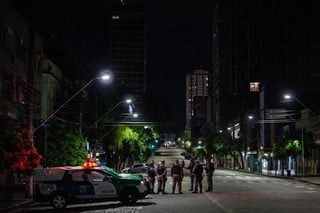 Sao Paulo, el estado más poblado de Brasil y uno de los más golpeados por la pandemia, determinó este miércoles un toque de queda nocturno a partir del próximo viernes para enfrentar la emergencia sanitaria, en medio de un récord en el número de hospitalizaciones por la COVID-19 en toda la región. (ARCHIVO) 
