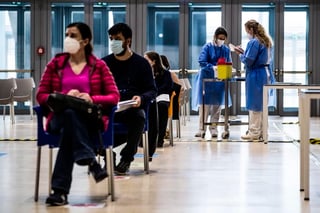Italia registró 16,424 contagios de coronavirus y 318 muertos en las últimas 24 horas, según confirmó hoy el Ministerio de Sanidad, mientras que las autoridades insisten en que aún no es conveniente reducir las restricciones. (EFE) 
