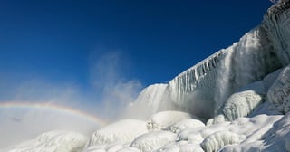 A través de redes sociales, usuarios compartieron espectaculares imágenes de las cataratas congeladas (ESPECIAL) 