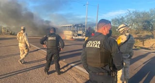  Autoridades que integran la Mesa de Coordinación para la Paz y Seguridad del Estado de Sonora informaron que tras el ataque e incendio de dos camiones de transporte, uno de los choferes está desaparecido. (ARCHIVO)