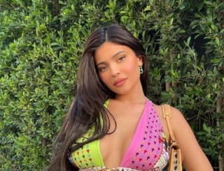 Kylie Jenner presume pronunciado escote en colores fosforescentes. (Instagram)