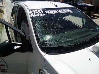 El taxi, un automóvil blanco de la base Parque Hundido CTEM, acabó con el lado derecho del parabrisas destrozado.