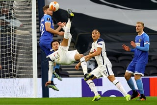 Con una chilena, Dele Alli marcó el primer tanto del Tottenham, en la goliza de su equipo 4-0 sobre Wolfsberger, en la Liga Europa. (EFE)
