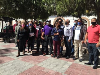 Un grupo de 24 extrabajadores del Ayuntamiento acudió ayer a la presidencia municipal. (EL SIGLO DE TORREÓN/ Guadalupe Miranda)