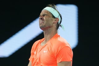 El español Rafael Nadal no competirá en el ATP 500 de Rotterdam (Holanda) por las molestias de la espalda que ya sufrió en Australia y podría perder el número dos del mundo. (ARCHIVO)
