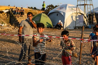 El ministro de Migración griego, Notis Mitarakis, anunció este jueves el inminente cierre del criticado campo de Kara Tepe en la isla de Lesbos, donde viven en muy duras condiciones unos 7,000 refugiados desde los incendios que destrozaron Moria a finales de verano. (ARCHIVO) 