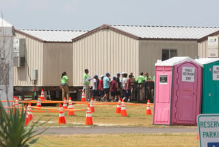 La Casa Blanca defendió este jueves que la reapertura de un polémico centro de detención para menores inmigrantes en Carrizo Springs (Texas), es 'la mejor opción' para atender a esos niños y adolescentes. (ESPECIAL) 

