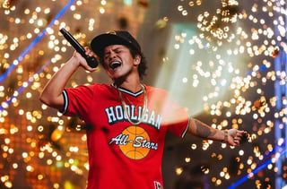 El cantante hawaiano Bruno Mars emocionó a sus seguidores tras anunciar su regreso a la escena musical después de meses de ausencia.  (INSTAGRAM)     